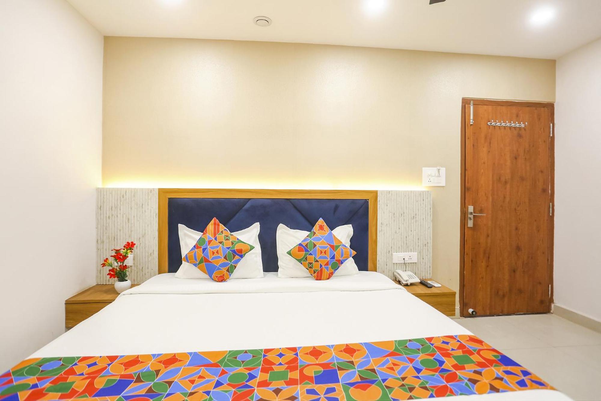 Fabhotel Hari Kunj 900 M From Kashi Vishwanath Temple Варанасі Екстер'єр фото